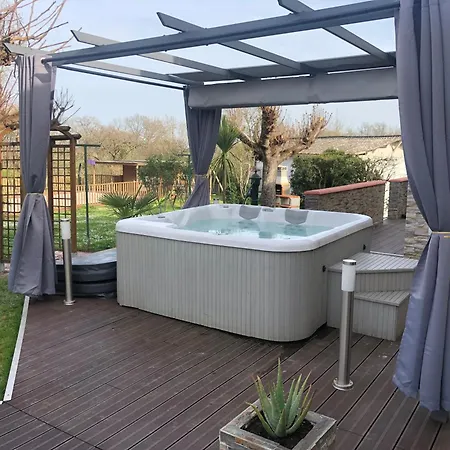 Nocleg ze śniadaniem D'hotes De Marchet 4*